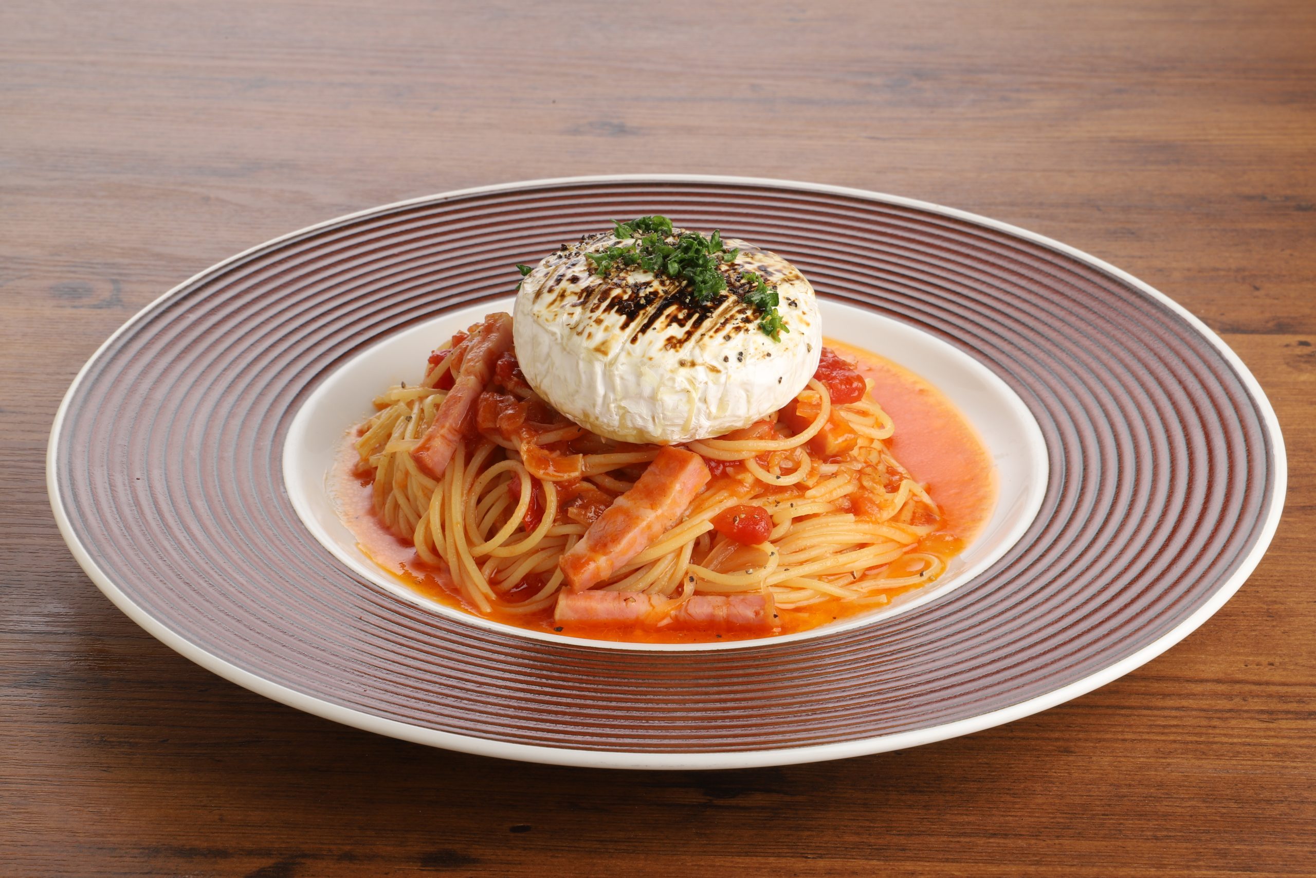 焼きモッツァレラとベーコンのトマトパスタ